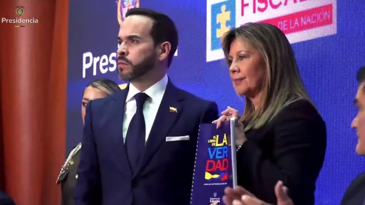 Abelardo De La Espriella entregó a la Fiscalía el libro de la verdad sobre hechos de corrupción del gobierno de Gustavo Petro.