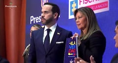 Abelardo De La Espriella entregó a la Fiscalía el libro de la verdad sobre hechos de corrupción del gobierno de Gustavo Petro.