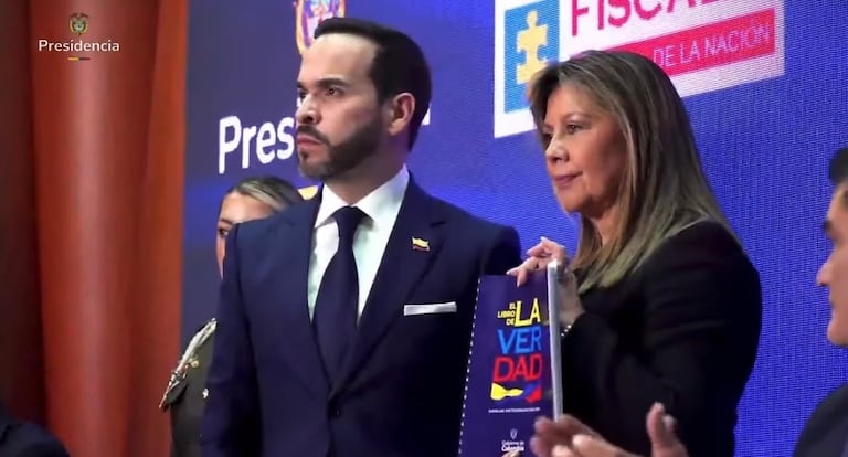 Abelardo De La Espriella entregó a la Fiscalía el libro de la verdad sobre hechos de corrupción del gobierno de Gustavo Petro.