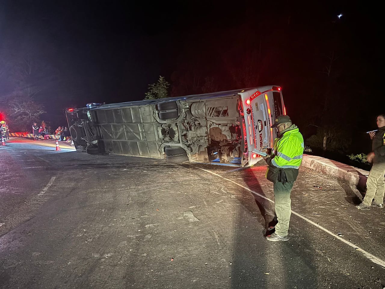 El bus terminó volcado al borde de la pendiente.