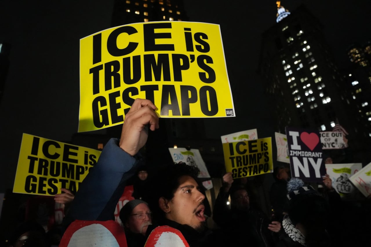Manifestantes protestan contra la actuación del Servicio de Inmigración y Control de Aduanas (ICE) tras la muerte de una mujer en una redada migratoria.