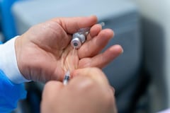 Resultados del modelo híbrido de inmunización y anticuerpos contra el Virus Sincitial Respiratorio.