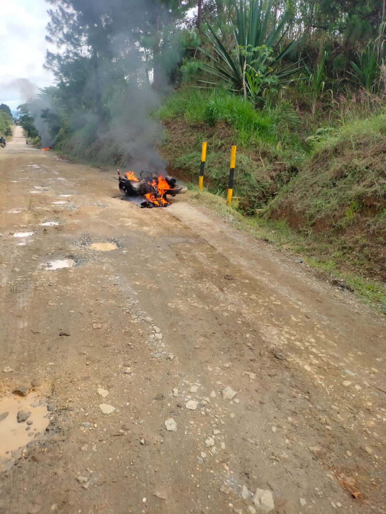 Los antisociales atacaron con arma de fuego a los integrantes de la guardia y les quemó varias motos. Bomberos de El Tambo llegaron a la zona porque se temía que existera personas heridas.