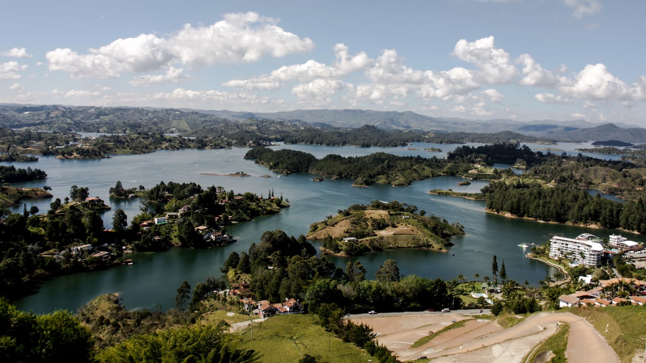 Vista del embalse de Guatapé, desde el cerro del Peñol, ubicado en el departamento de Antioquia.