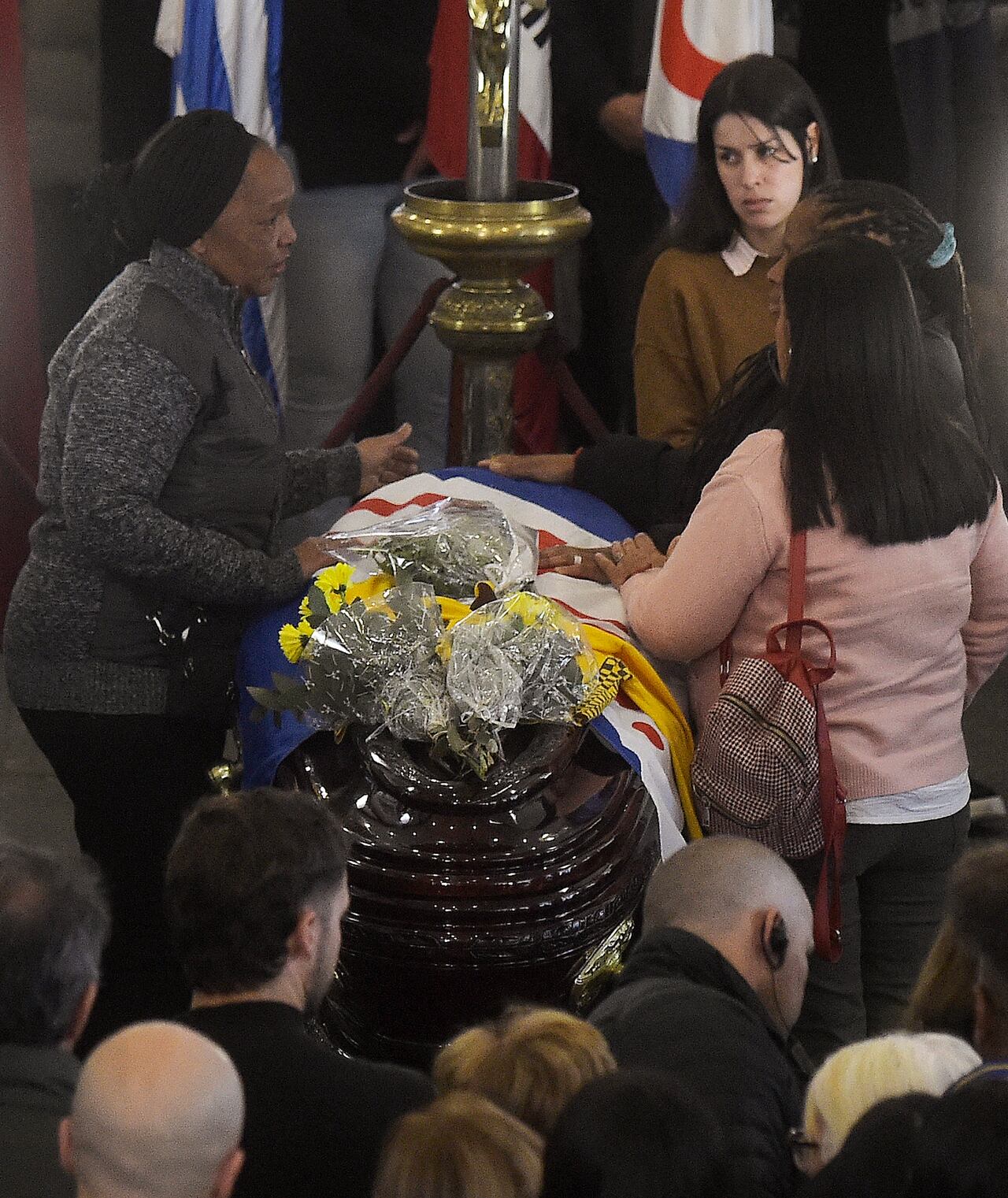 Personas alrededor del féretro de Juan Izquierdo, futbolista fallecido luego de una arritmia cardiaca en un partido de su club, Nacional de Uruguay, ante São Paulo por Copa Libertadores.