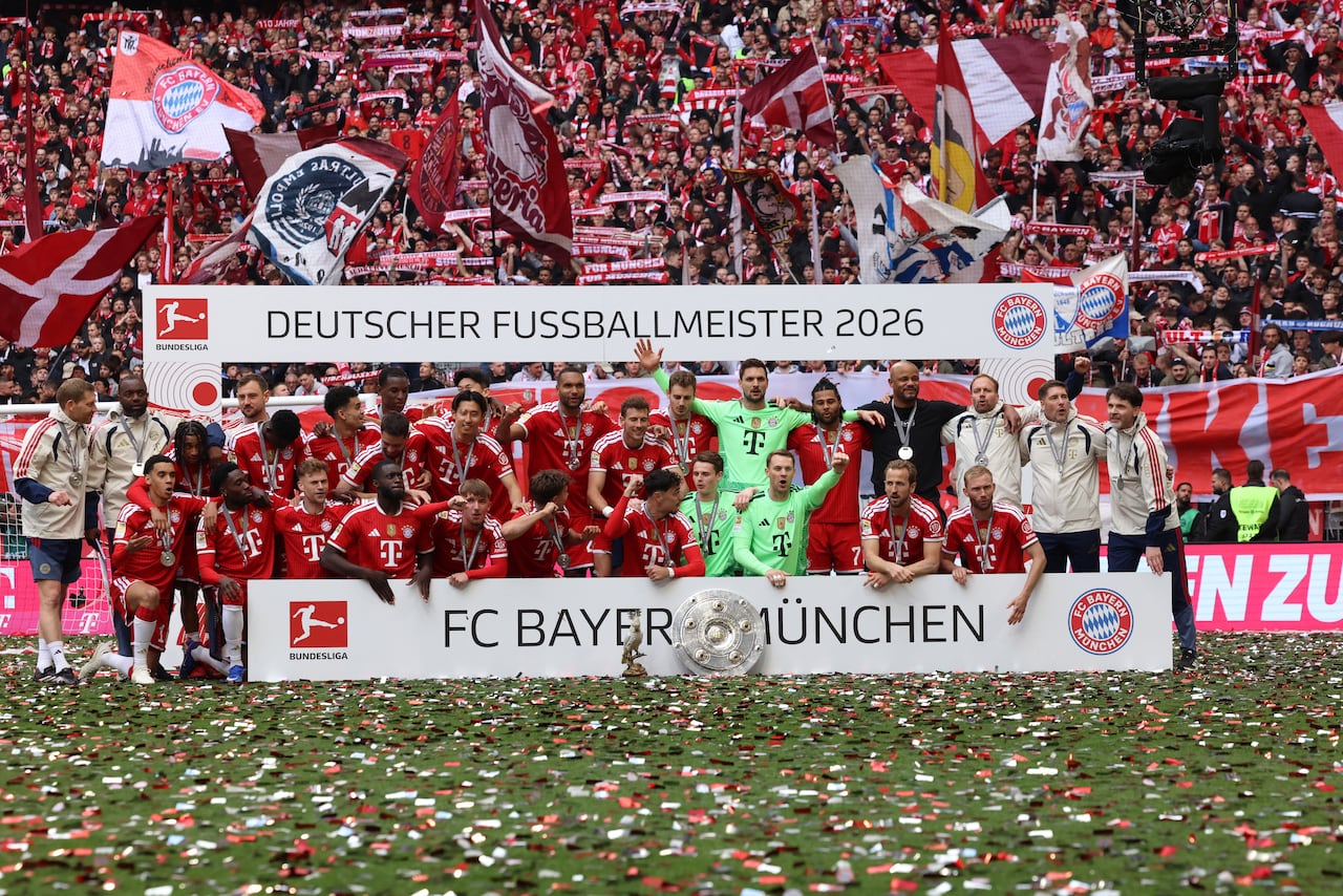 El equipo del FC Bayern Munich celebra con el trofeo de la Bundesliga y confeti en el campo tras el partido de la Bundesliga, la primera división alemana, entre el FC Bayern Munich y el FC Colonia en Múnich, al sur de Alemania, el 16 de mayo de 2026. (Foto de Alexandra BEIER / AFP)