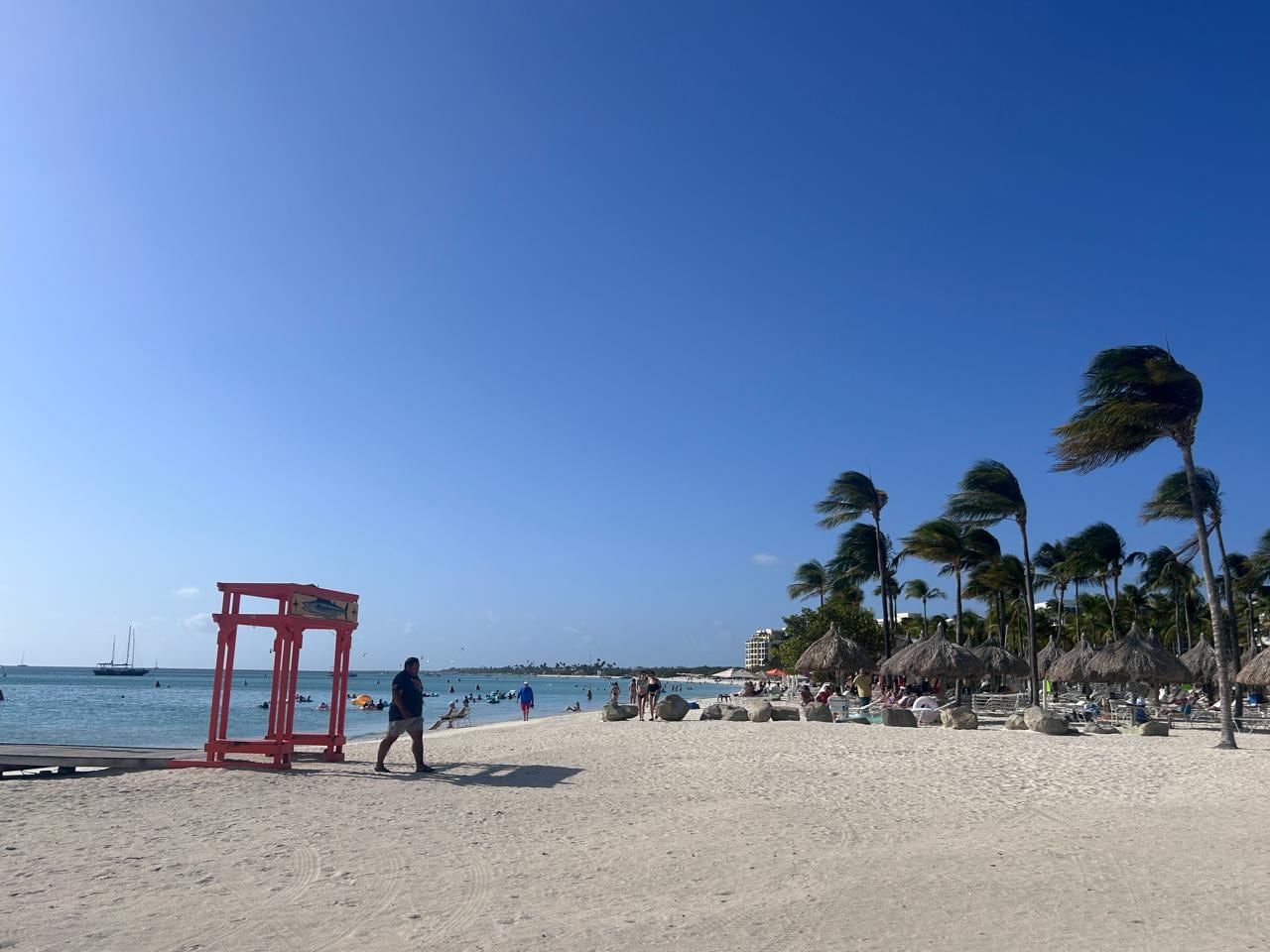 La playa de Palm Beach concentra una famosa franja de 3 km donde están los hoteles más glamurosos y en sus aguas están las concesiones para practicar deportes acuáticos.