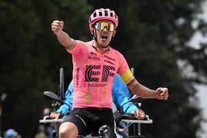 Así celebró el ecuatoriano Richard Carapaz, del Team EF Education-Easypost, a su paso por la meta en el Alto del Vino. /Foto by Luis Acosta / AFP)