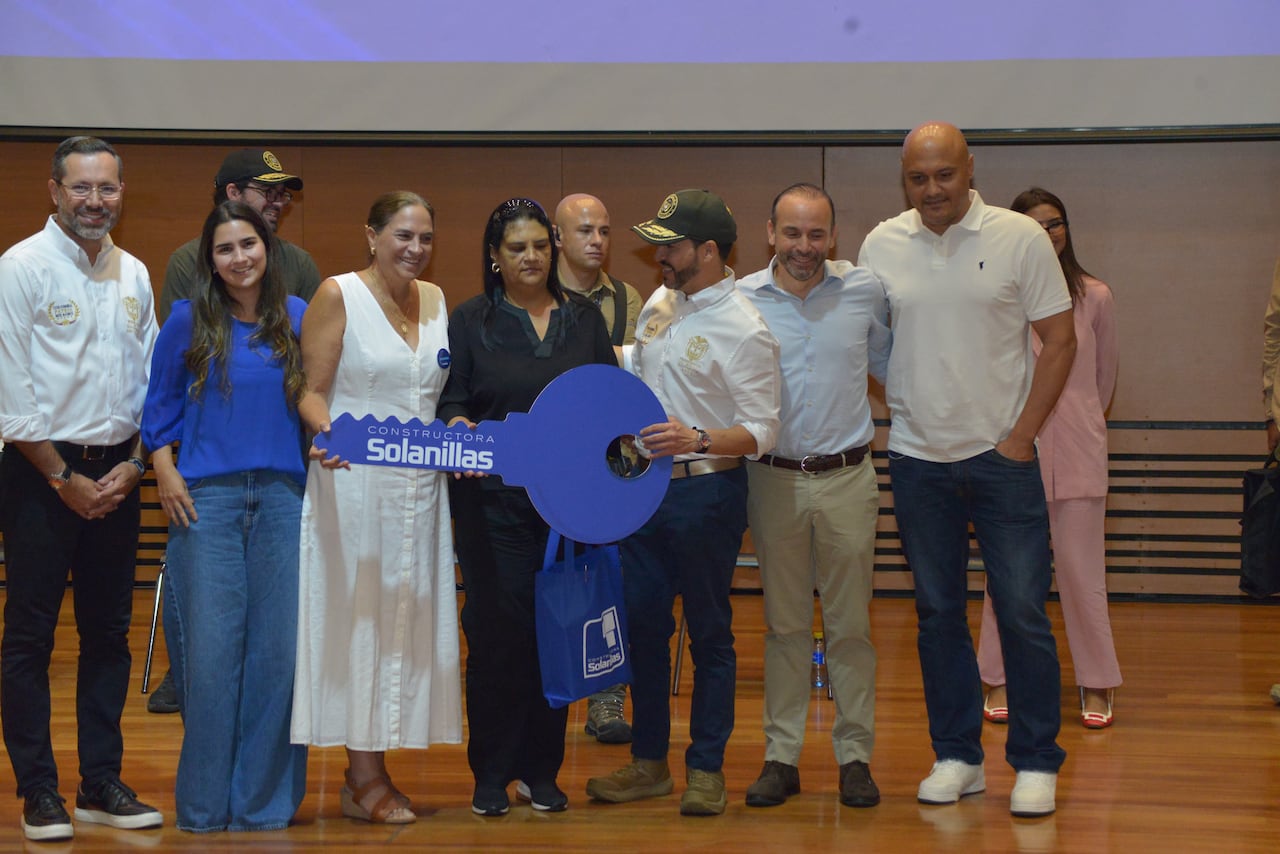 El Presidente Abelardo de la Espriella hizo la entrega de Apartamentos a las personas damnificadas por el terremoto en Cali.