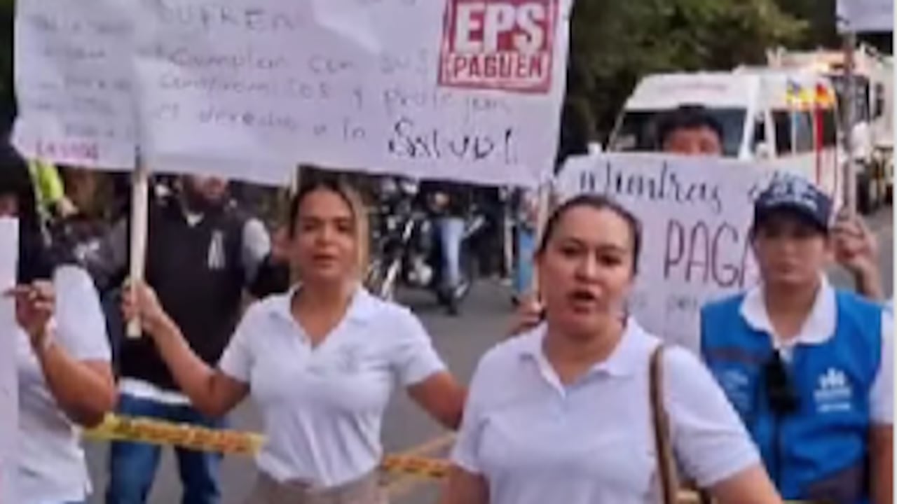 Trabajadores del hospital de Roldanillo bloquean la vía Panorama, para exigir el pago de los sueldos que les deben.