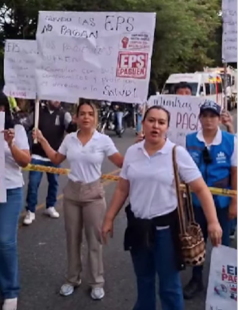 Trabajadores del hospital de Roldanillo bloquean la vía Panorama, para exigir el pago de los sueldos que les deben.
