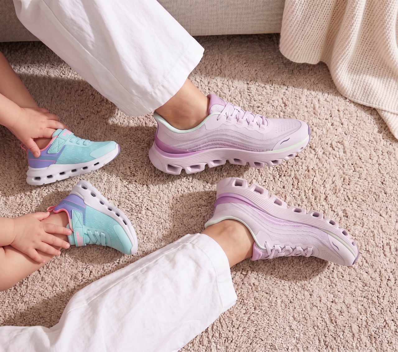 Skechers Manos libres Slip-ins®: Glide-Step, son manos libres, con buen soporte y amortiguación, para vivir con sus hijos muchas aventuras.