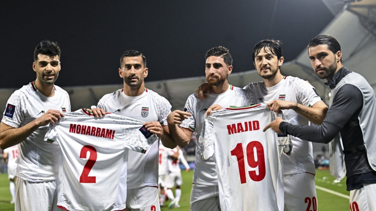 Mehdi Taremi (izq.) de Irán celebra un gol con sus compañeros de equipo durante el partido de octavos de final de la Copa Asiática AFC 2023 entre Irán y Siria en el estadio Abdullah bin Khalifa en Doha, Qatar, el 31 de enero de 2023. (Foto de Noushad Thekkayil/NurPhoto) (Foto de Noushad Thekkayil / NurPhoto vía AFP)