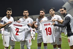 Mehdi Taremi (izq.) de Irán celebra un gol con sus compañeros de equipo durante el partido de octavos de final de la Copa Asiática AFC 2023 entre Irán y Siria en el estadio Abdullah bin Khalifa en Doha, Qatar, el 31 de enero de 2023. (Foto de Noushad Thekkayil/NurPhoto) (Foto de Noushad Thekkayil / NurPhoto vía AFP)