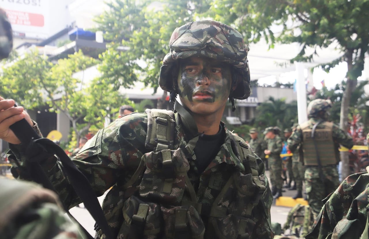Militares que participan del desfile militar en Cali este 20 de julio.