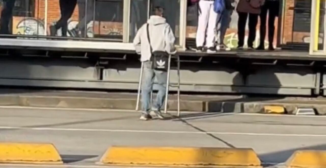 Y son muchos los casos que se conocen a diario como el que circula en redes sociales y que ha generado muchos comentarios porque se trata de una persona que pese a su condición física logra colarse en una de las estaciones del sistema.