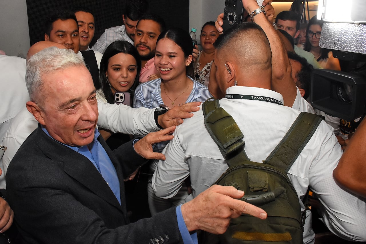 El Expresidente Álvaro Uribe Vélez habló de la consulta popular con comerciantes, empresarios y diferentes personalidades de la ciudad.