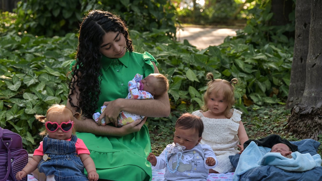 La youtuber brasileña Gabi Matos sostiene una muñeca reborn sentada junto a su colección en Campinas, estado de São Paulo, Brasil, el 22 de mayo de 2025. Los bebés reborn son muñecas hiperrealistas que han desatado un revuelo mediático, social e incluso legislativo en Brasil. Hechas a mano con silicona o vinilo, estas muñecas, que pueden costar miles de dólares, muestran un asombroso nivel de detalle: venas, lágrimas, saliva.