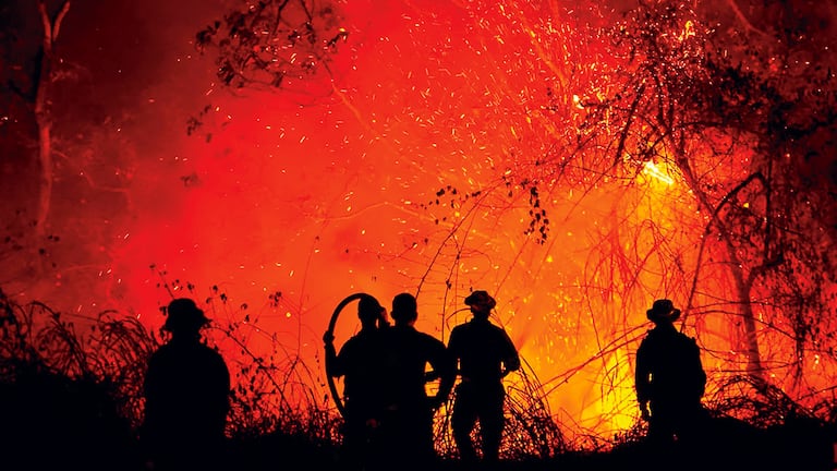 Bomberos de otras regiones han llegado para apoyar las labores de emergencia.