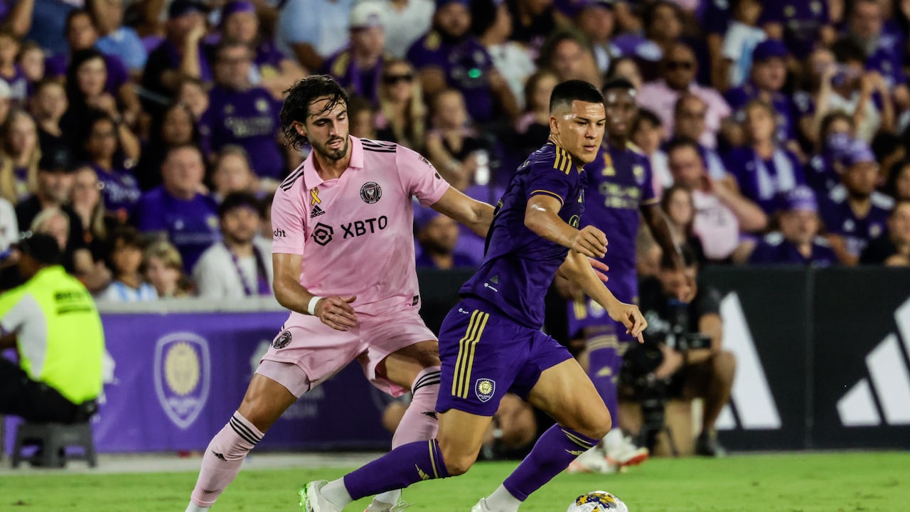 El mediocampista de Orlando City César Araujo, derecha, mueve el balón contra el delantero del Inter Miami Leonardo Campana (9) durante la primera mitad de un partido de fútbol de la MLS, el domingo 24 de septiembre de 2023, en Orlando, Florida (AP Foto/Kevin Kolczynski)