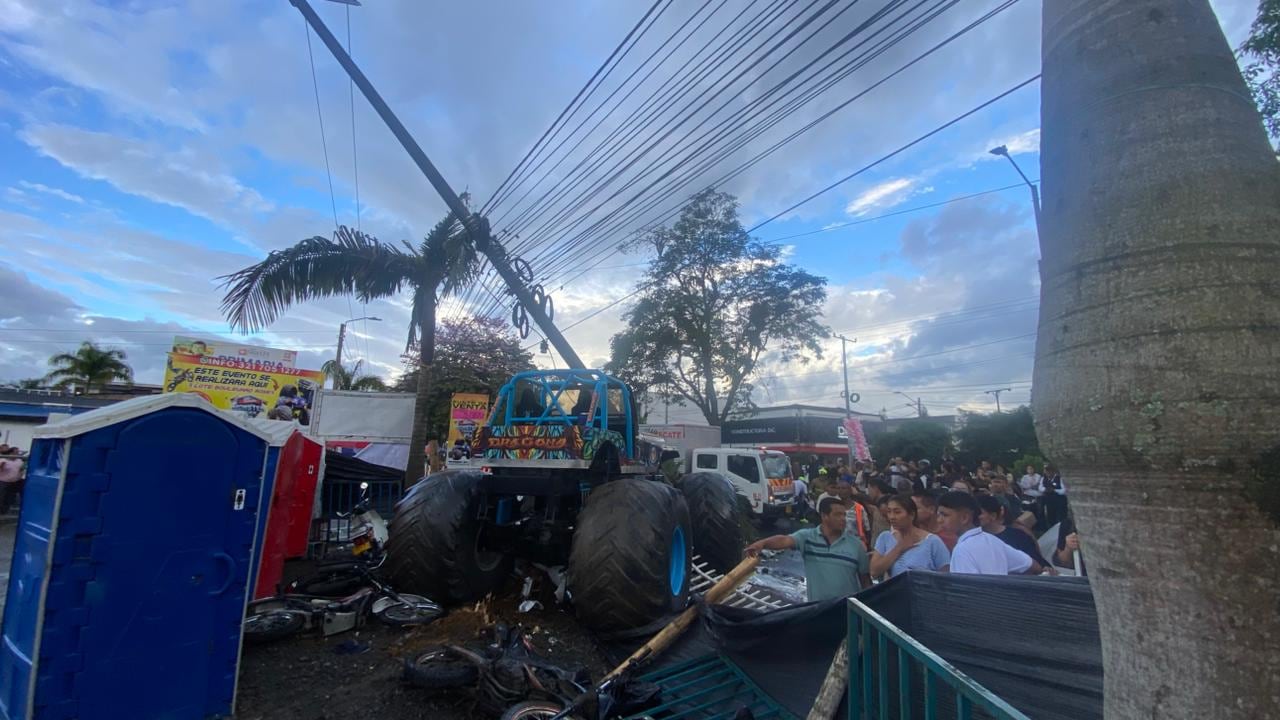 Momentos de pánico se vivieron en Popayán cuando un vehículo del espectáculo Monster Truck 2025 se salió de control y arrolló a varios asistentes.