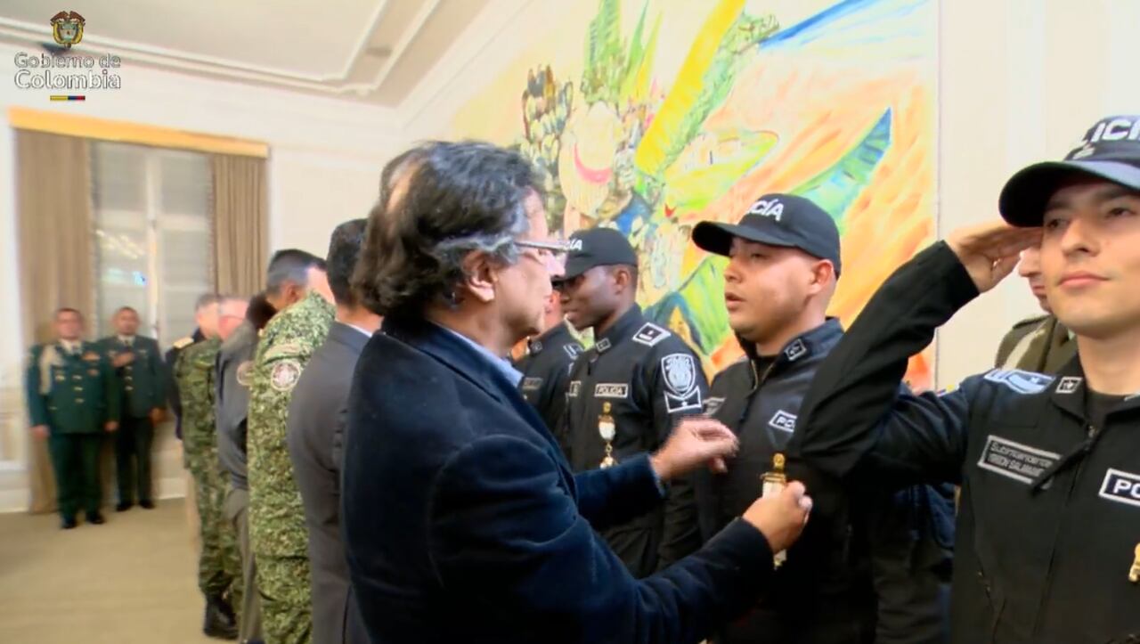 La transmisión inició con la condecoración a un grupo de uniformados de la Policía Nacional y el Ejército Nacional.