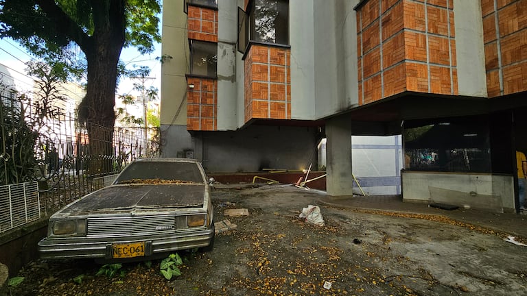 El edificio Arábico se ha convertido en un foco de preocupación para los vecinos del barrio El Gran Limonar debido al deterioro que presenta la infraestructura del inmueble.