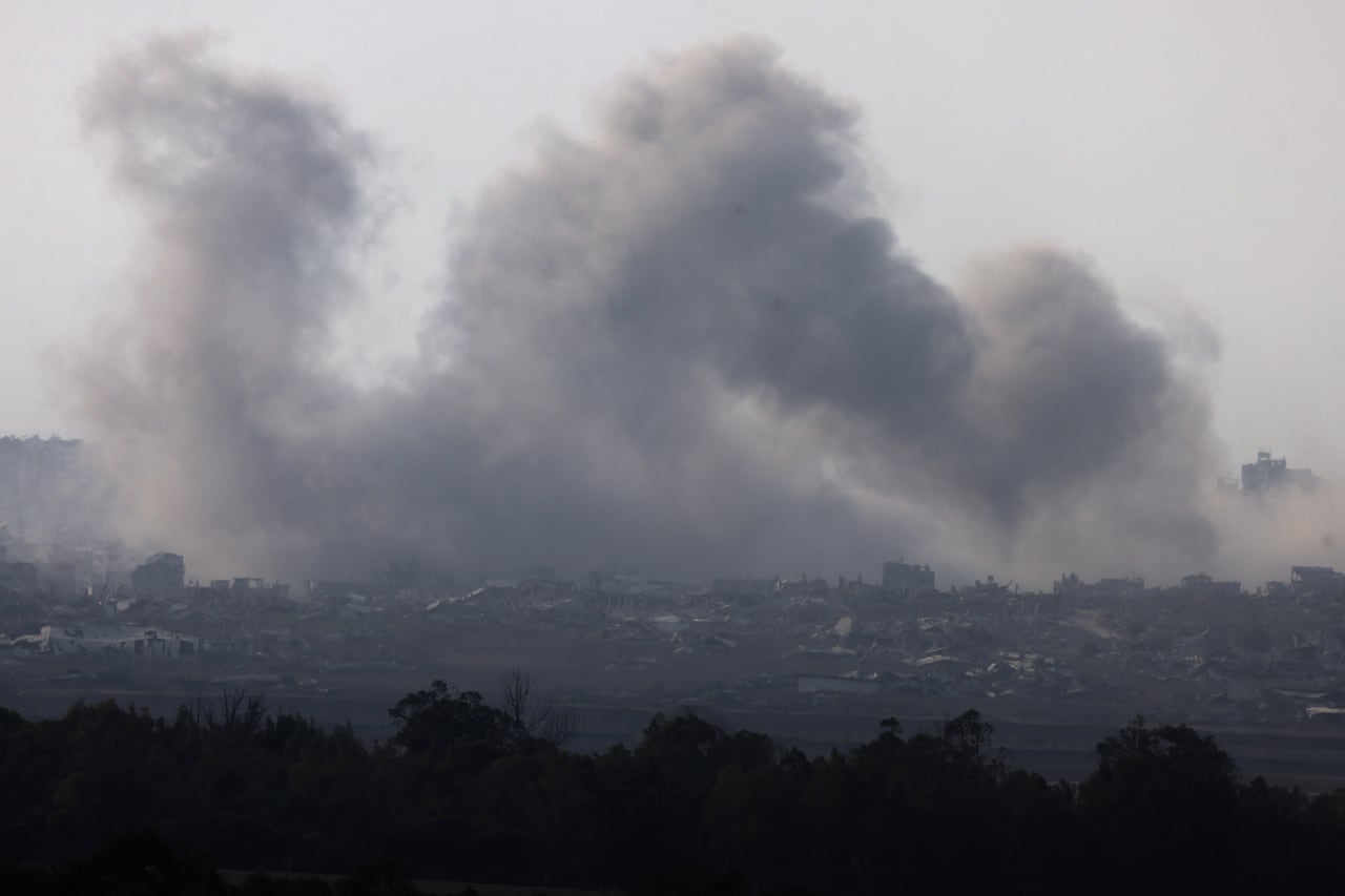 Esta imagen, tomada desde la frontera israelí con la Franja de Gaza, muestra humo elevándose durante un ataque israelí contra el territorio palestino asediado el 10 de agosto de 2025.