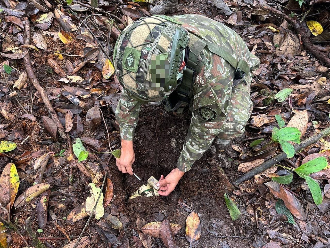 Militares desactivando artefactos explosivos.