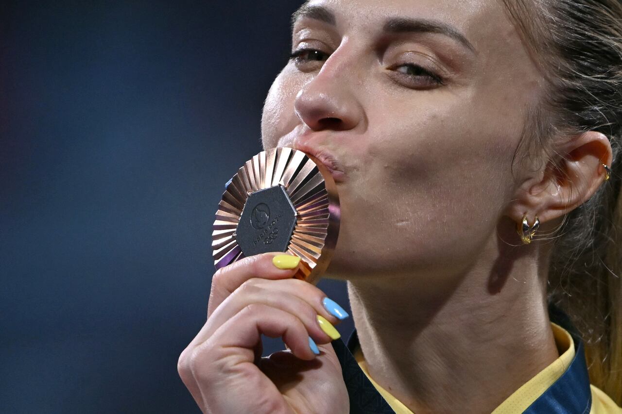 La ukraniana Olga Kharlan celebra luego de su triunfo contra la coreana Choi Se-bin en la competencia de esgrima de mujeres en los juegos olímpicos. Julio 29, 2024. (Photo by Fabrice COFFRINI / AFP)