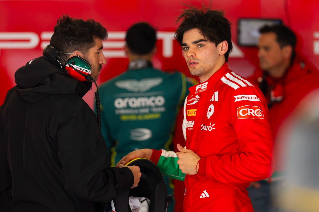 Sebastián Montoya (der.) dialoga con uno de sus ingenieros en Prema Racing.