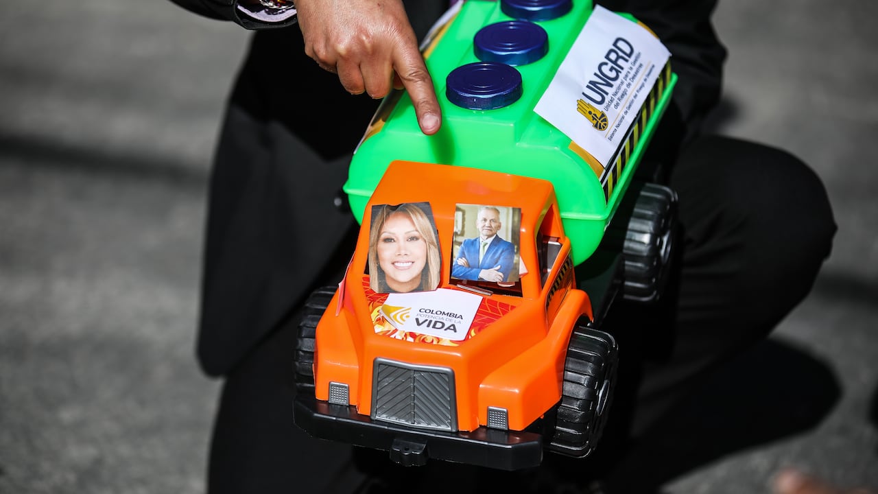 Los camiones de la UNGRD en la entrada de los juzgados de Paloquemao donde se lleva a cabo la audiencia a Sandra Ortiz