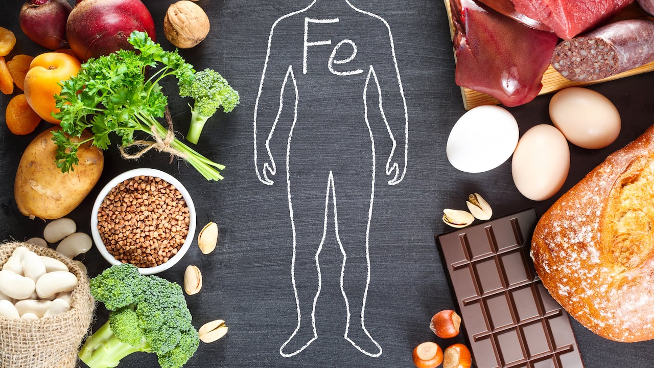Es importante mantener una dieta balanceada con alimentos que contengan hierro.
