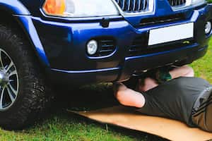 as bandas dedicadas al hurto de autopartes por lo regular aprovechan la noche o cuadras con poca iluminación para robar los computadores de los vehículos. Es posible instalar sistemas de protección. Se meten debajo del carro y abren el capó halando la guaya.