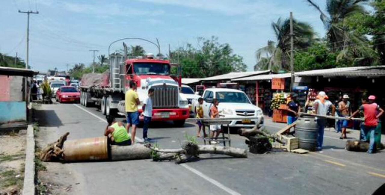 Habitantes de Pueblo Viejo y Tasajera, en Magdalena, salen a realizar peajes ilegales para exigir dinero a los conductores.