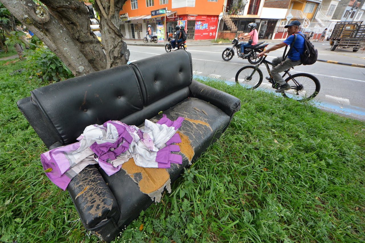 REPORTAJE GRÁFICO. Muebles a la calle. Los ciudadanos de Cali, que compraron muebles nuevos, sacan los viejos y los dejan abandonados, en andenes y separadores viales. La falta de cultura, es la ganadora por estos días.
Fecha 10 01 2025. Foto Jorge Orozco / El País.