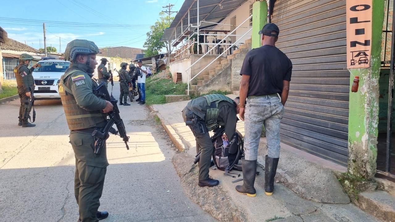 Bajo fuertes medidas de seguridad, los uniformados adelantan requisas entre las personas que se movilizan por los casco urbanos de los municipios.