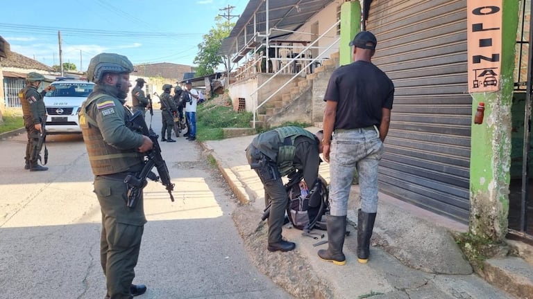 Bajo fuertes medidas de seguridad, los uniformados adelantan requisas entre las personas que se movilizan por los casco urbanos de los municipios.