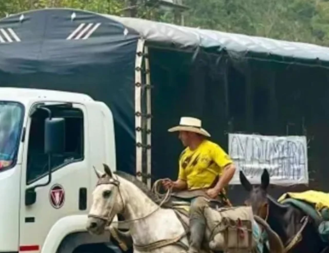 El vehículo que llevaba suministros hacia Pereira quedó destruido, dejando al conductor atrapado por dos horas.