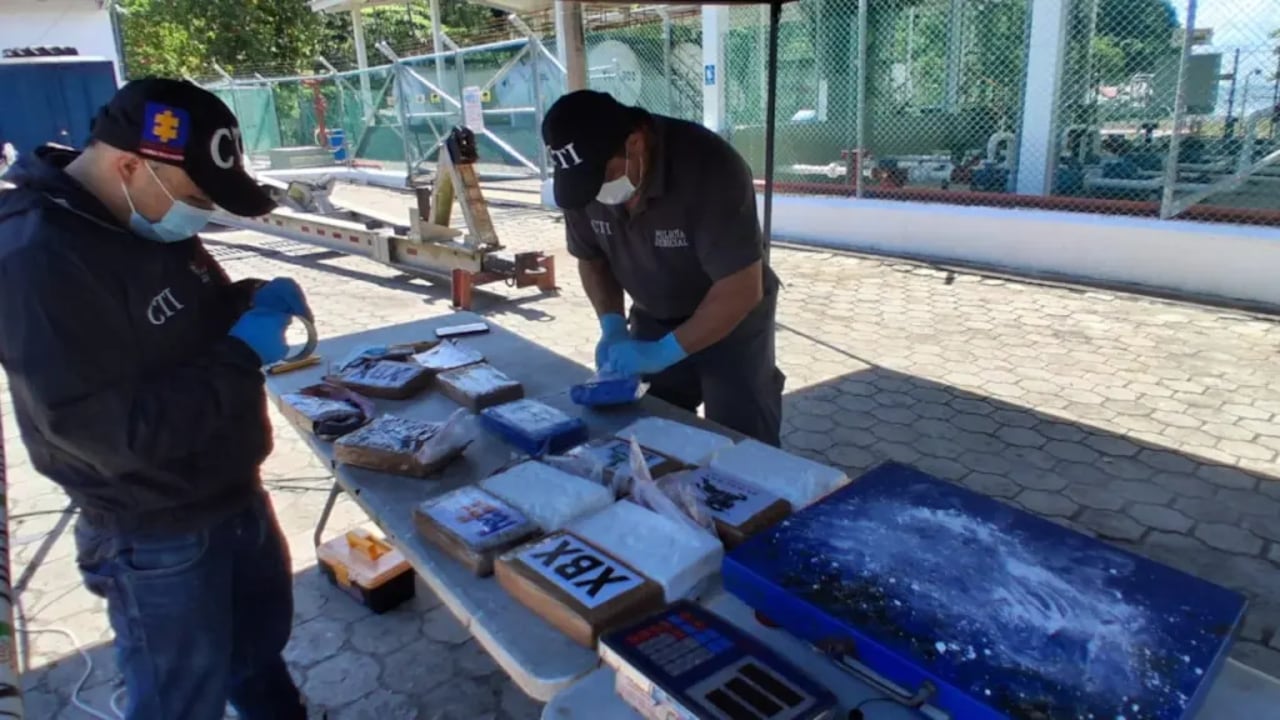 Miembros de la Armada de Colombia aseguraron 2.363 kilogramos de clorhidrato de cocaína tras interceptar una embarcación tipo go fast en aguas del Pacífico sur.