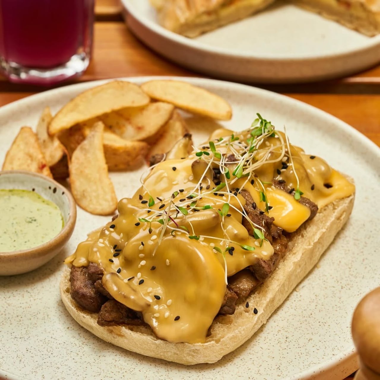 En Café Gardenia, desayuno con pan ciabatta, julianas de lomo de res asado, cebollas grilladas, champiñones, queso fundido y papas rústicas.