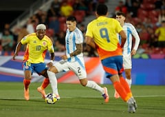 El delantero colombiano Óscar Perea y el defensa argentino Tobías Ramírez disputan el balón durante la semifinal de la Copa Mundial Sub-20 de la FIFA 2025 entre Argentina y Colombia en el Estadio Nacional de Santiago el 15 de octubre de 2025. (Foto de Raúl BRAVO / AFP)
