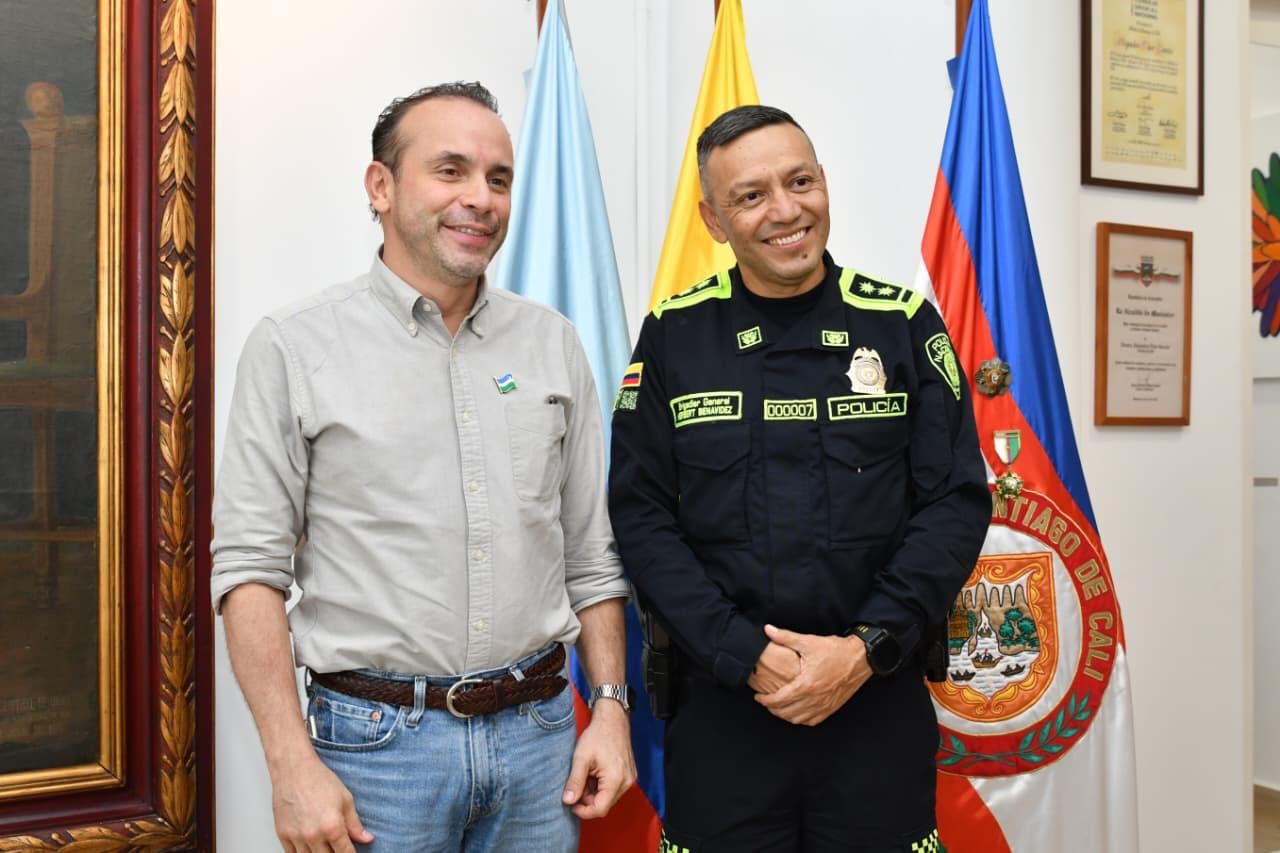 Alejandro Eder, alcalde de Cali, y el general Herbert Luguiy Benavidez, nuevo comandante de la Policía en la ciudad.