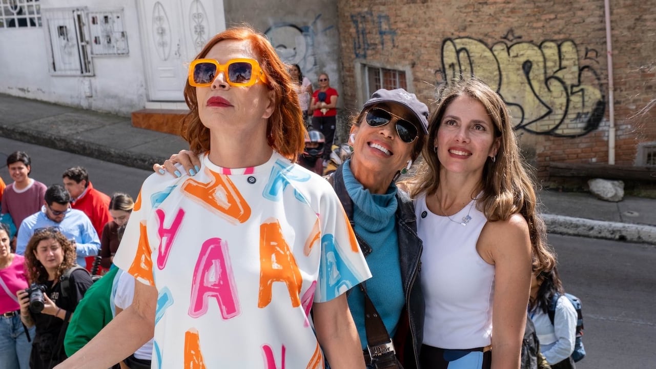Ágatha Ruiz de la Prada visitó la localidad de San Cristóbal, al sur de Bogotá, en compañía de Pilar Castaño y Carolina Deik, la primera dama de la ciudad. Foto: Alcaldía de Bogotá- API