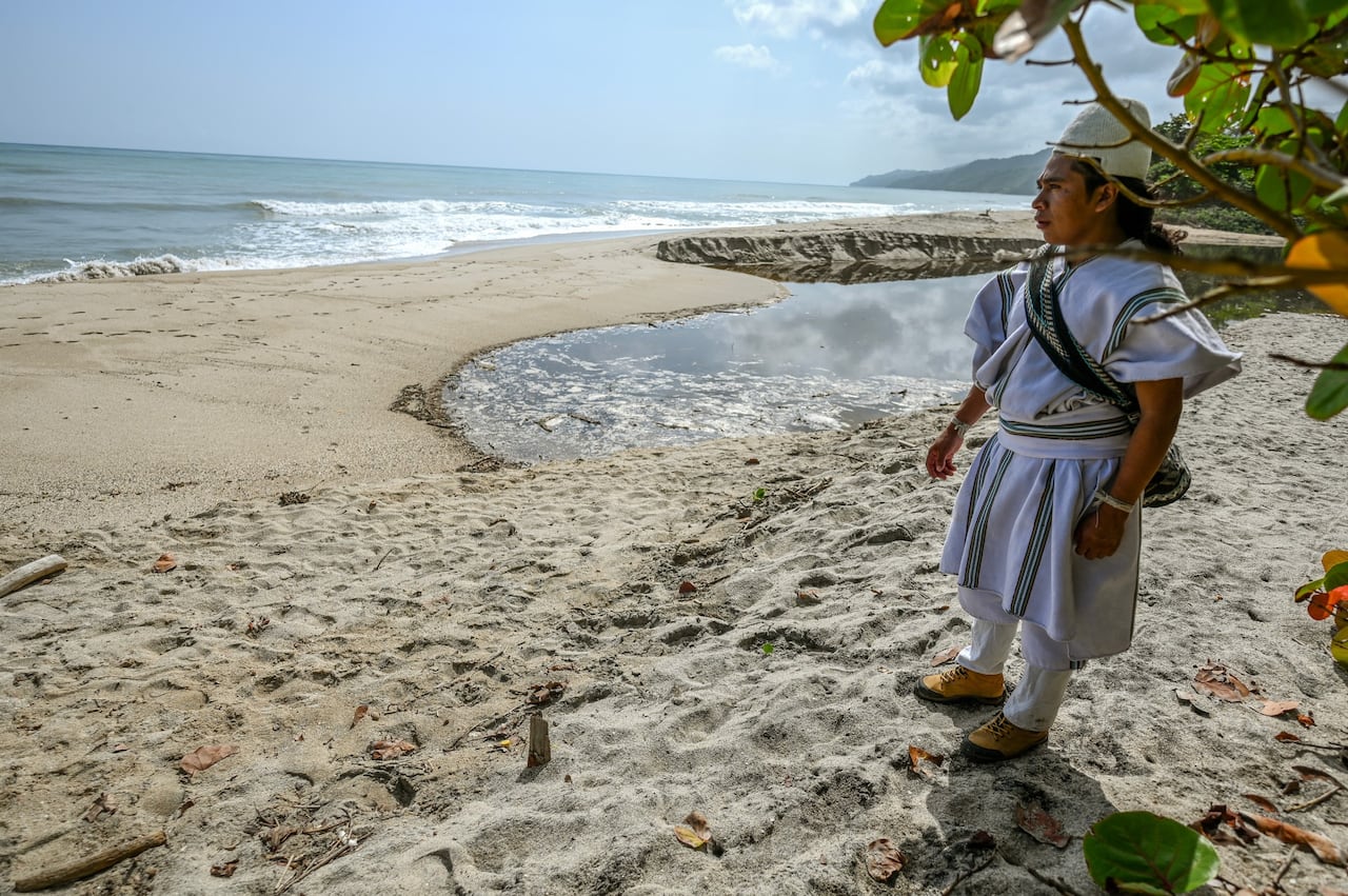 785
Un indígena arhuaco se encuentra frente al mar en la Reserva Indígena Kutunsama, en el Parque Nacional Natural Tayrona, departamento Magdalena, Colombia, el 18 de abril de 2026. A primera vista, parece una joya turística de postal, con aguas cristalinas del Caribe y montañas coronadas por picos nevados.