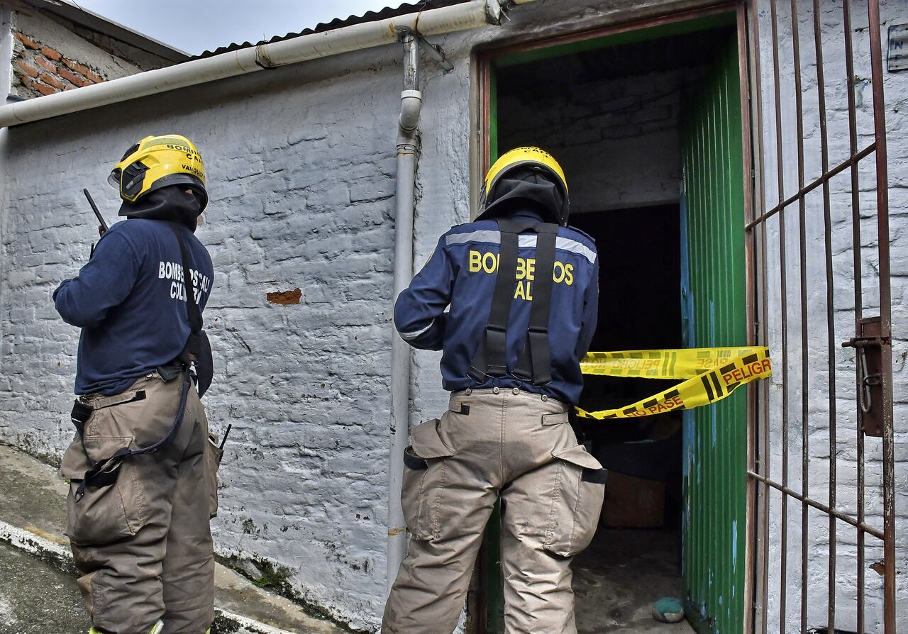 Emergencia en Siloé por el colapso de una casa tras deslizamiento de tierra, En la mañana de este viernes 14 de febrero se presentó una grave emergencia en la Carrera 40C Oeste # 5-88 del barrio Siloé, en donde un deslizamiento de tierra generó el colapso de una de las viviendas de la zona. Fotos Raúl Palacios / El Pais.