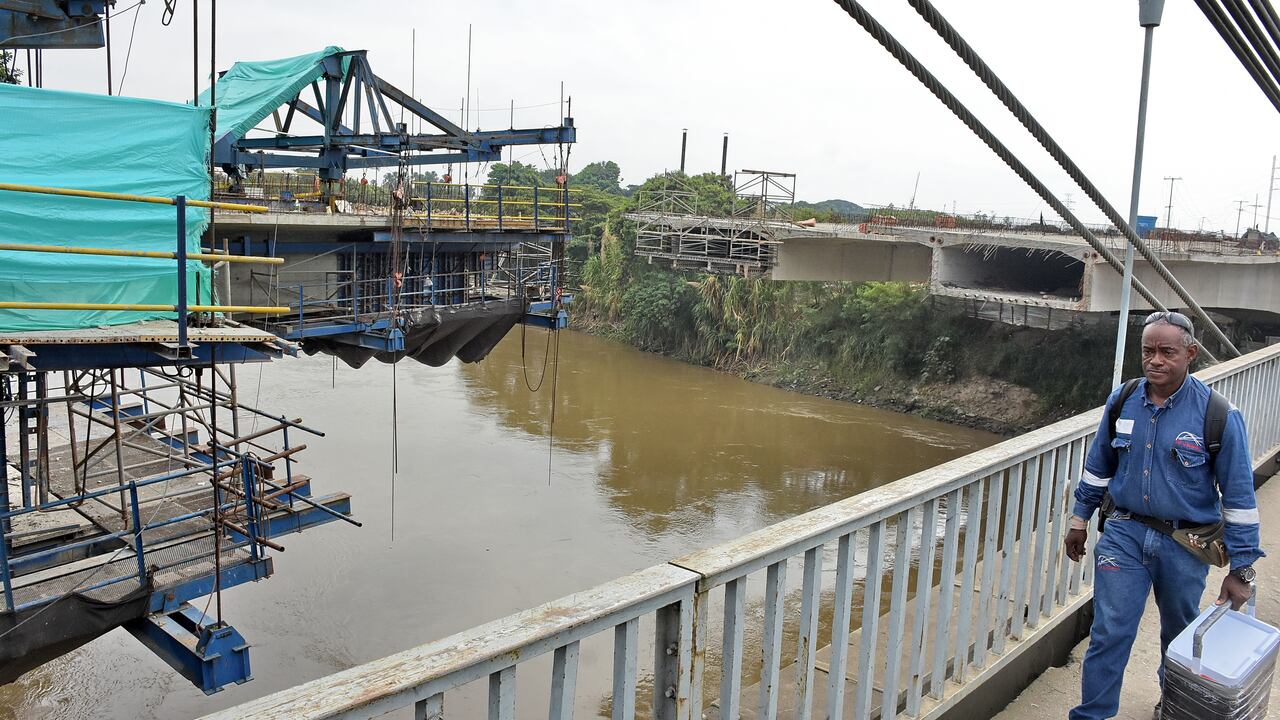 Funcionarios del Consorcio encargado de la obra del Puente de Juanchito, llevan a cabo la demolición de una parte de la estructura de este Puente, Debido a no pasar las pruebas de control de Calidad que se le realizaron.