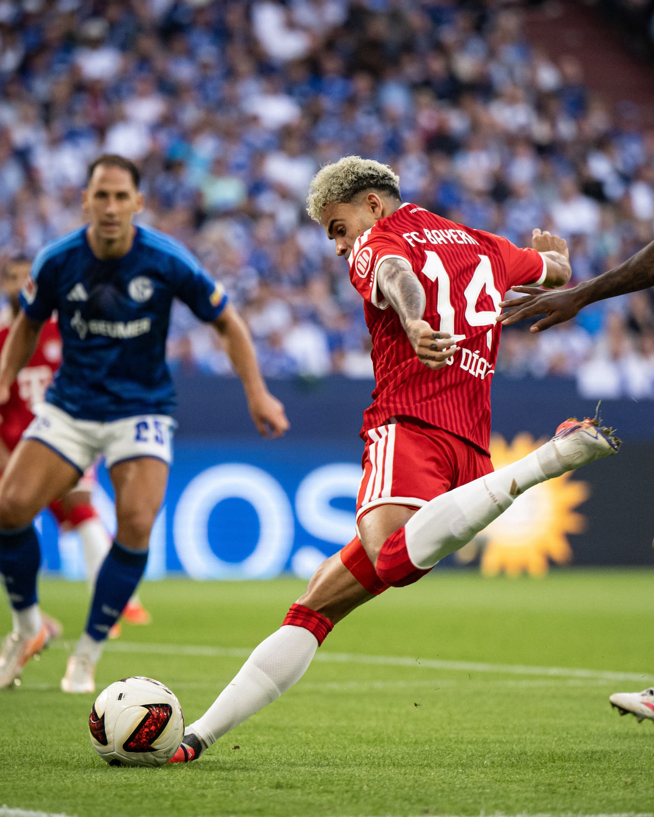 Luis Díaz (14) intenta rematar un balón en el partido contra el Schalke 04.