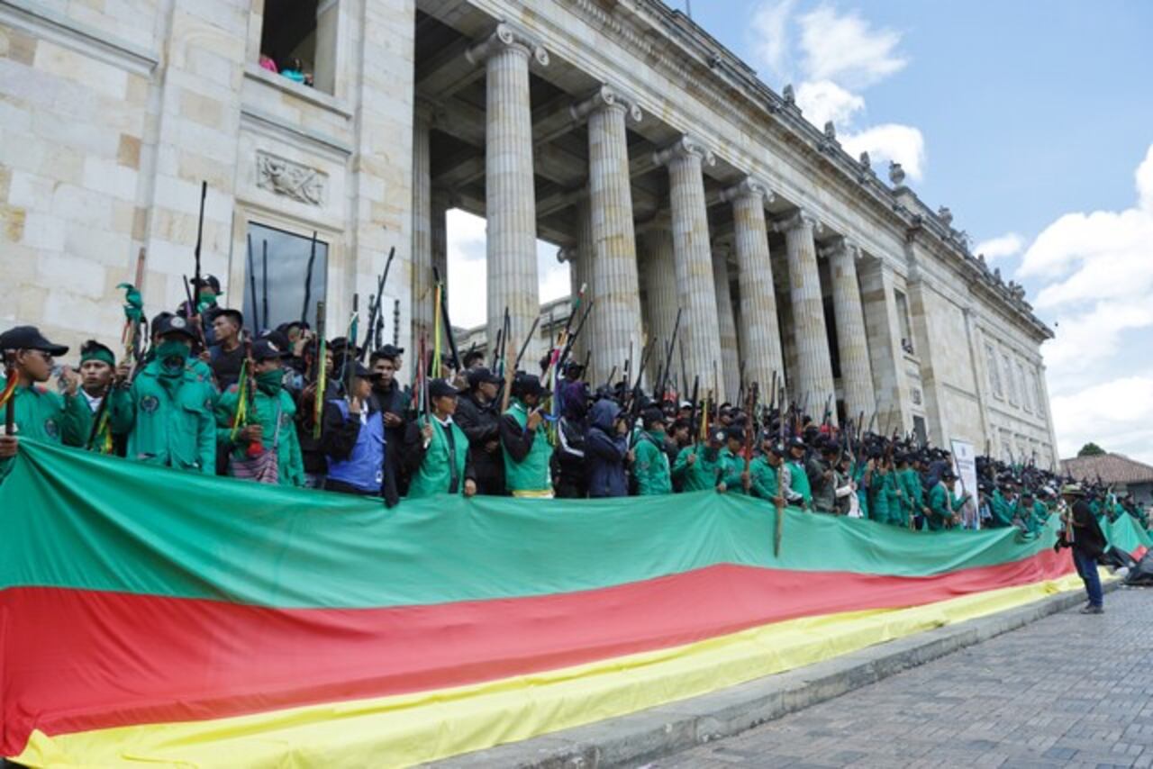 Guardia indígena realiza un plantón en apoyo a las reformas y el plan de desarrollo