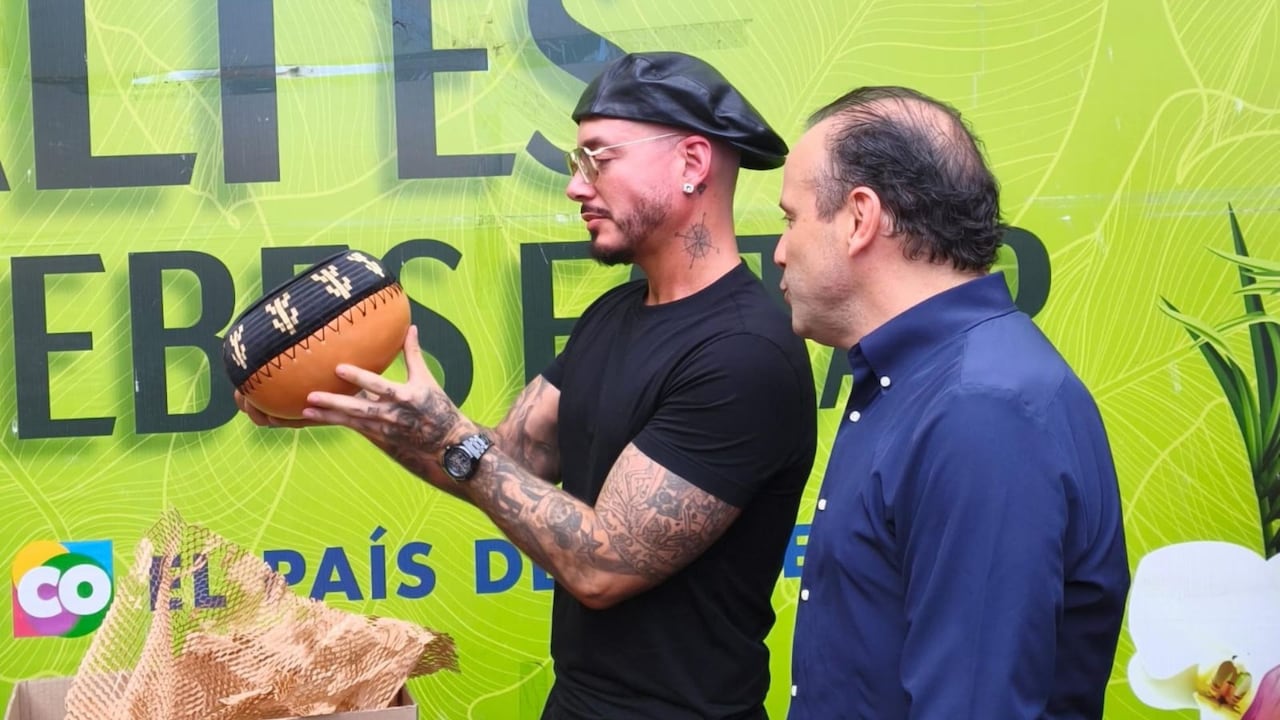 En su recorrido por el centro de la ciudad, recibió un detalle de manos del alcalde.